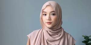 Look Pashmina Effortless, Hanya Butuh Satu Jarum 