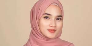 Level Up Look Hijab, Coba Pakai Kerudung Curve dengan Style Beda