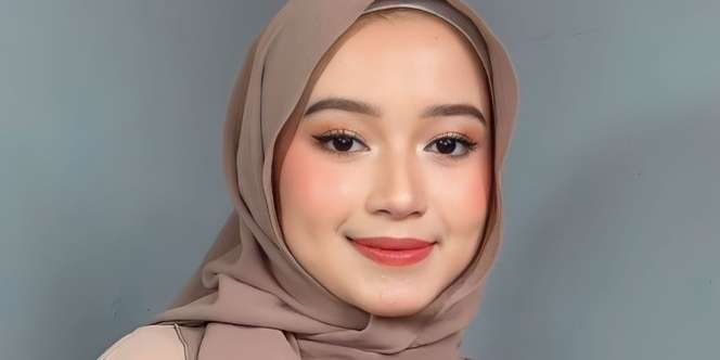 Tutorial Hijab Flowy dengan Pashmina Crinkle 