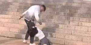 Ketahuan Selingkuh Bawa Pria ke Rumah, Wanita Ini Berlutut di Kaki Suami Tak Ingin Dicerai