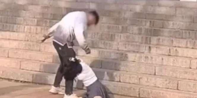 Ketahuan Selingkuh Bawa Pria ke Rumah, Wanita Ini Berlutut di Kaki Suami Tak Ingin Dicerai
