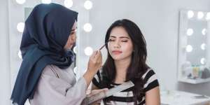 Beristighfar dan Sholawat Bisa Lancarkan Proses Makeup