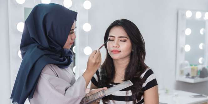 Beristighfar dan Sholawat Bisa Lancarkan Proses Makeup