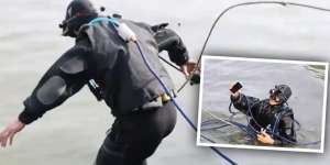 Langka, Pria Ini Kerjanya Ngambil Ponsel yang Jatuh di Danau, Gajinya Rp64 Juta Perbulan
