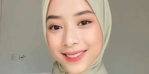 Ikut Tren Yuk, Coba Style Manis Hijab Warna Sage Green