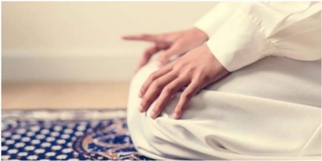 Cara Duduk di Antara Dua Sujud, Doa dan Manfaatnya dari Sudut Pandang Medis