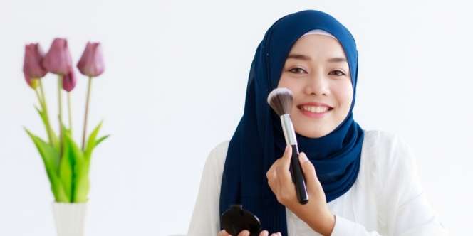 Perbaiki Warna Foundation Terlalu Kuning dengan Eyeshadow