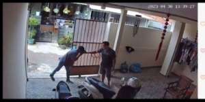 Video Viral Pria Tak Dikenal Bunturi Wanita Sampai Masuk Rumah, Panik Banyak Orang Akhirnya Pura-Pura Bertamu