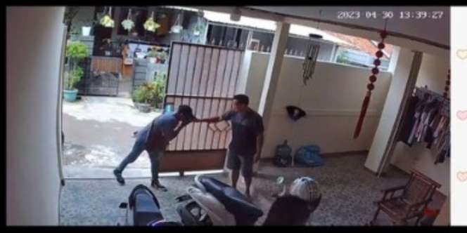 Video Viral Pria Tak Dikenal Bunturi Wanita Sampai Masuk Rumah, Panik Banyak Orang Akhirnya Pura-Pura Bertamu