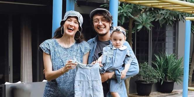 Kebahagiaan Ganda Dimas Anggara di Wedding Anniversary ke-5, Nadine Chandrawinata Hamil Anak Kedua!