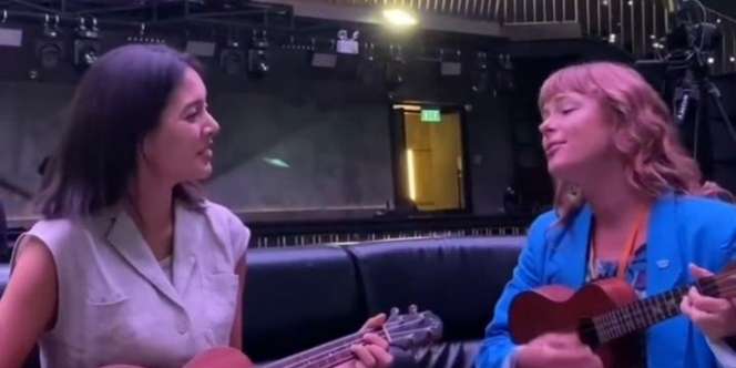 Bikin Heboh! Aurelie Moeremans Duet Bareng Lenka Nyanyi Lagu The Show