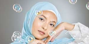 Trik Pakai 2 Jenis Bedak dengan Hasil Smooth dan Tahan Lama 