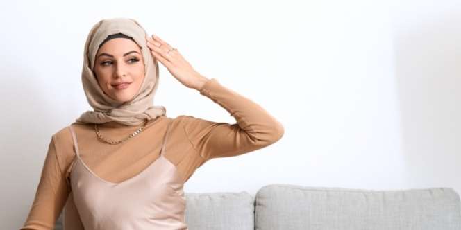 Rias Alis Anti Geser Pakai Lem Khusus, Tiru Trik Makeup Artist