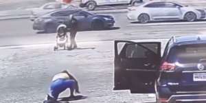 Video Detik-Detik Menegangkan Tunawisma Selamatkan Bayi yang Nyaris Ditabrak Mobil