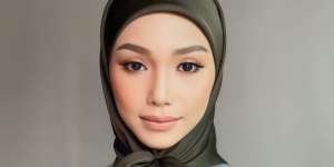 Detail Playful Pada Hijab Satin, Coba Styling dengan Karet Rambut