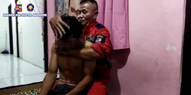 Petugas Serba Bisa! Viral Aksi Heroik Damkar Tangani Warga Kesurupan di Bogor