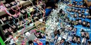 Bikin Deg-degan! Jasa Cas HP Satu Ruangan Penuh Colokan, Kabel Semrawut Seperti Benang Kusut