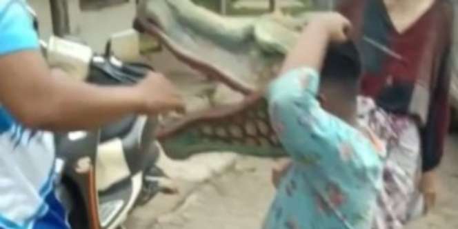 Mau Ngakak tapi Kasihan! Wajah Bocah Nyangkut di Mainan dengan Mulut Terus Menganga, Cosplay Jadi Buaya Endingnya Bikin Penasaran