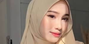 Pashmina Satu Sisi Menjuntai, Look Jadi Sangat Feminin
