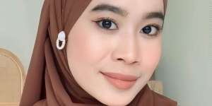 Pashmina Terlihat Beda dengan Anting, Lihat Tutorialnya