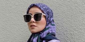 Look Boyish Olla Ramlan Padukan Oversized Sweater dan Jeans Robek