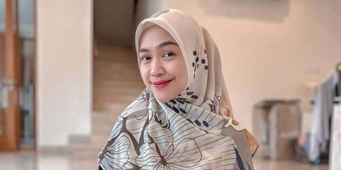 Berenang di Laut Pakai Gamis, Penampilan Ria Ricis Jadi Omongan