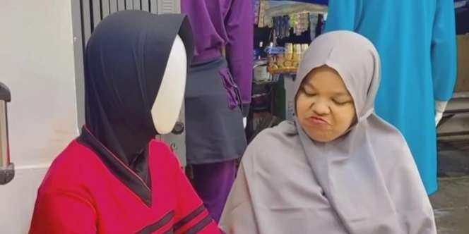 Begini Jadinya Jika Emak-Emak Tak Punya Teman Gibah, Patung Auto Jadi Sasaran, Lihat Ekspresinya Bikin Kesel