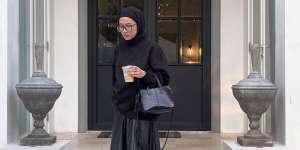 3 Style Hitam Putih Memikat dengan Long Skirt 
