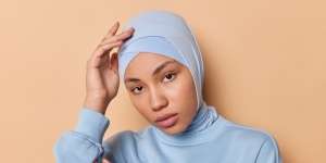Samarkan Noda Jerawat di Kulit Gelap dengan Color Corrector 