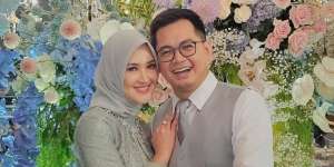 5 Potret Penampilan Istri Tommy Kurniawan di Pernikahan Sahrul Gunawan Jadi Sorotan