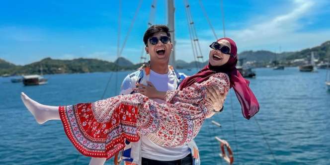 Cara Tak Biasa Ria Ricis dan Teuku Ryan Pamer Kemesraan