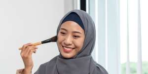 Ingin Bersihkan Kuas Makeup? Gunakan Saja Micellar Water