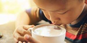 Bolehkah Anak Kecil Minum Kopi? Yuk, Simak Faktanya