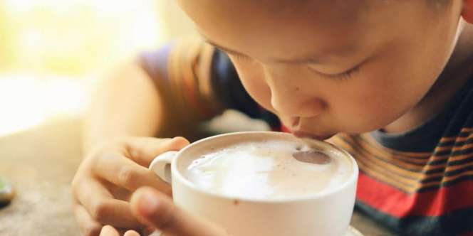Bolehkah Anak Kecil Minum Kopi? Yuk, Simak Faktanya