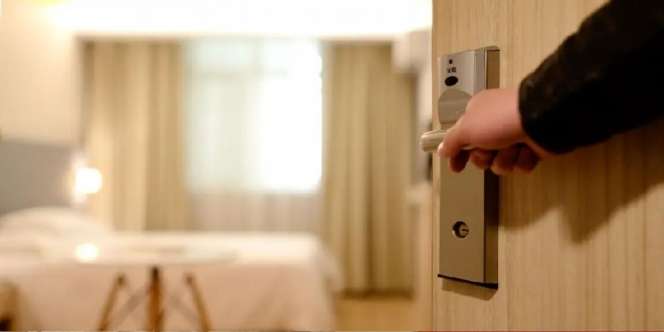 Viral! Istri Pamit ke Gim Malam-malam, Ternyata Check-in di Hotel sama Polisi: Suami Gerebek Sambil Gendong Anak Masih Balita