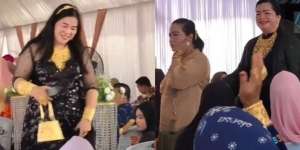Beginilah Outfit Emak-Emak Suku Bugis Jadi 'Toko Emas Berjalan' Saat Kondangan
