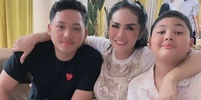 Wajah Azriel dan Kellen Saat Pose Bareng Krisdayanti Jadi Sorotan