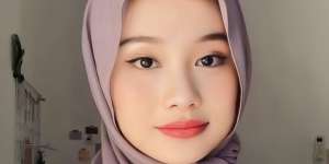 Messy Style Hijab Flowy, Bikin Pipi Berkesan Tirus 