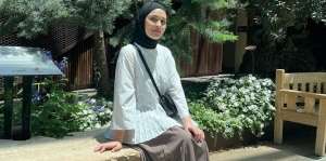 Manis dengan Rok Lipit, Lihat Style Kasual Dwi Handayani