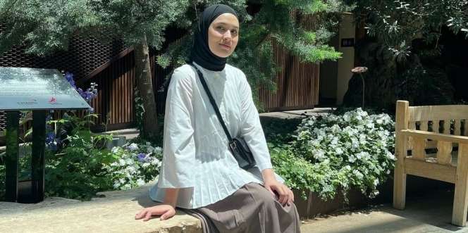 Manis dengan Rok Lipit, Lihat Style Kasual Dwi Handayani