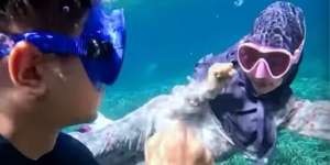 Potret Ria Ricis Main Suit di Dalam Laut, Menyelam Pakai Gamis dan Kerudung