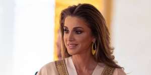 Pesona Elegan dan Berkelas Queen Rania dalam Balutan Dress Bodycon