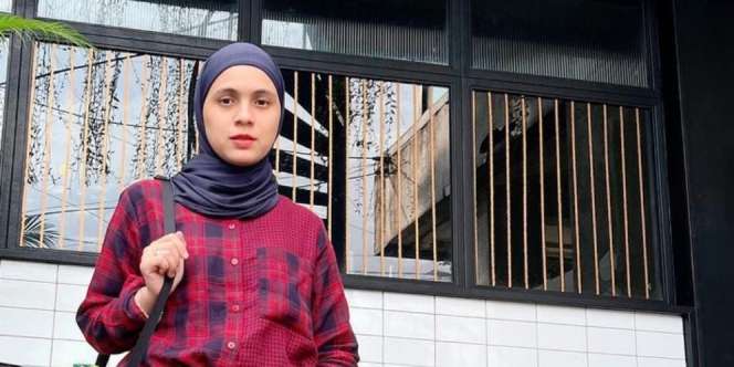 Sporty nan Comfy, Look Nycta Gina Bisa Jadi Inspirasi untuk Liburan