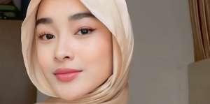Mempesona dengan Pashmina Satin, Intip Look Selebgram Bandung