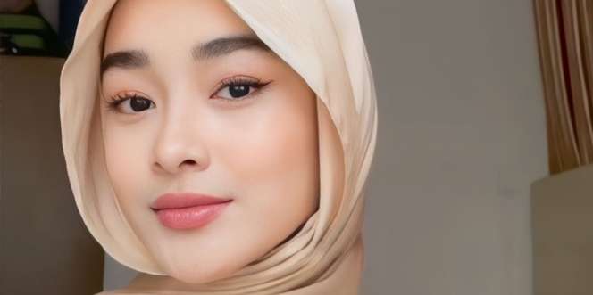 Mempesona dengan Pashmina Satin, Intip Look Selebgram Bandung