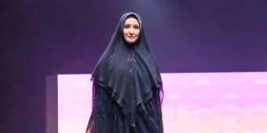 Anggunnya Inneke Koesherawati dalam Balutan Dress Sage Printing