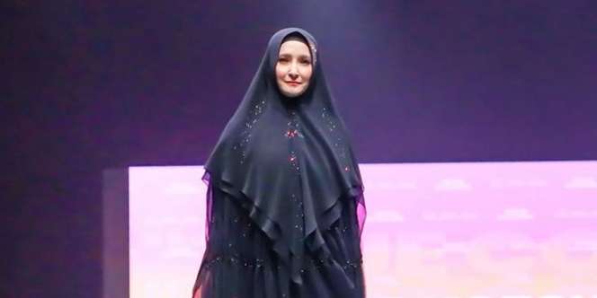 Anggunnya Inneke Koesherawati dalam Balutan Dress Sage Printing