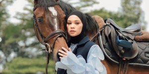 Serunya Outfit Tantri Namirah, Kenakan Blus Putih dengan Aksen Playful