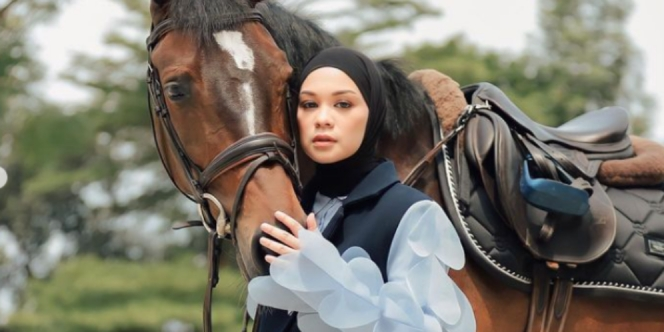 Serunya Outfit Tantri Namirah, Kenakan Blus Putih dengan Aksen Playful