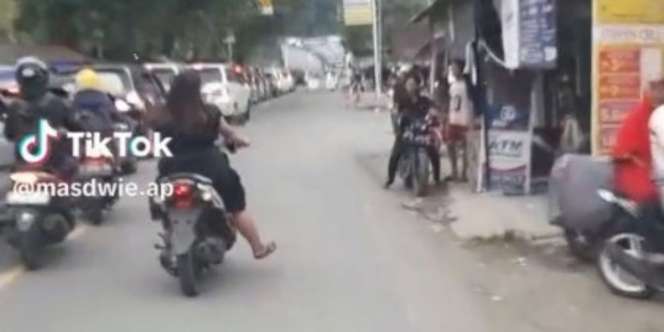 Viral Aksi Emak-Emak Berdaster Kawal Ambulans Bawa Pasien Terobos Macet Panjang